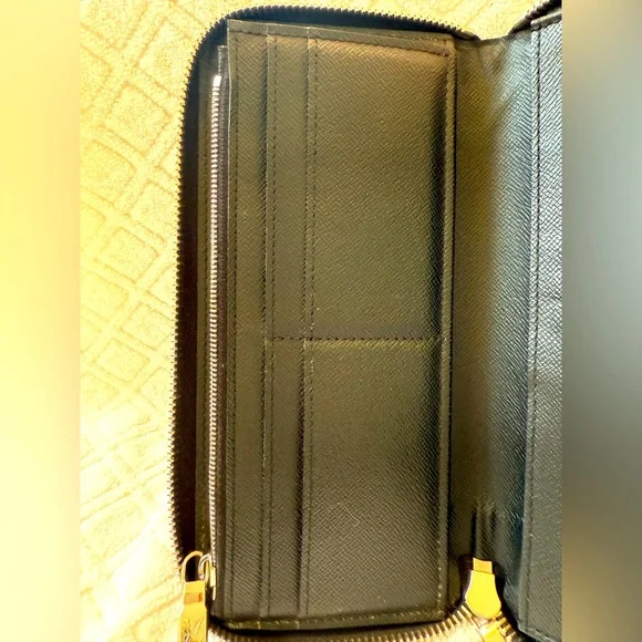 LOUIS VUITTON Damier Graphite Zippy
Organizer Wallet - Picture 9 of 14